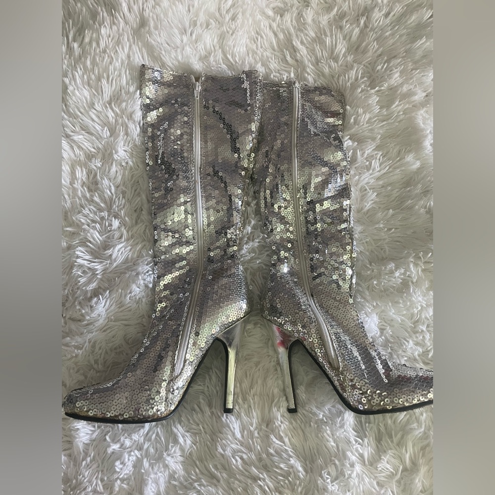 FREE TO WHOMEVER BUYS A PAIR OF SHOES THEY CAN CLAIM THIS ONE. - Picture 6 of 7